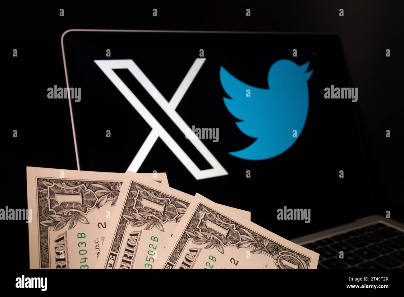 3 US-Dollar vor dem verschwommenen X-Logo der Social-Media-Plattform (z. B. Twitter). Konzept für den neuen 3-Dollar-Abonnementplan. Stafford, Vereinigtes Königreich, Stockfoto