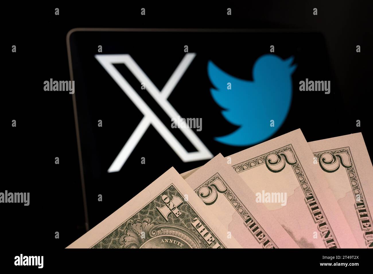 16 US-Dollar davor und verschwommenes X-Logo der Social-Media-Plattform (z. B. Twitter). Konzept für einen neuen Premium-Abonnementplan. Stafford, Vereinigtes Königreich, O Stockfoto