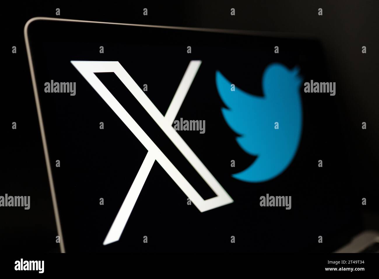 X Logo der Social-Media-Plattform mit altem Twitter-Bird-Logo auf dem Laptop. Konzept. Stafford, Vereinigtes Königreich, 29. Oktober 2023 Stockfoto