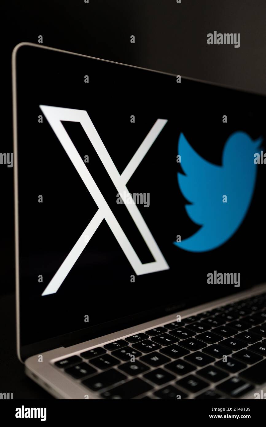 X Logo der Social-Media-Plattform mit altem Twitter-Bird-Logo auf dem Laptop. Konzept. Vertikal. Stafford, Vereinigtes Königreich, 29. Oktober 2023 Stockfoto