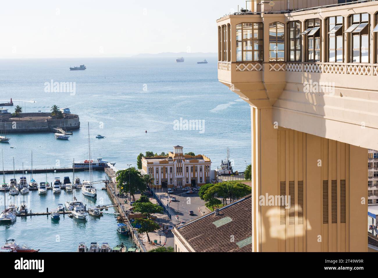 Salvador, Bahia, Brasilien - 21. April 2015: Blick von der Seite der Elevador Lacerda Postkarte auf die Stadt Salvador, Bahia. Stockfoto