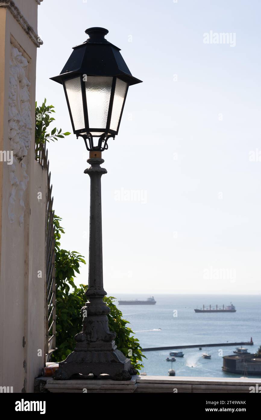 Salvador, Bahia, Brasilien - 21. April 2015: Blick auf einen Lampenträger auf dem Platz Tome de Souza in der Stadt Salvador, Bahia. Stockfoto