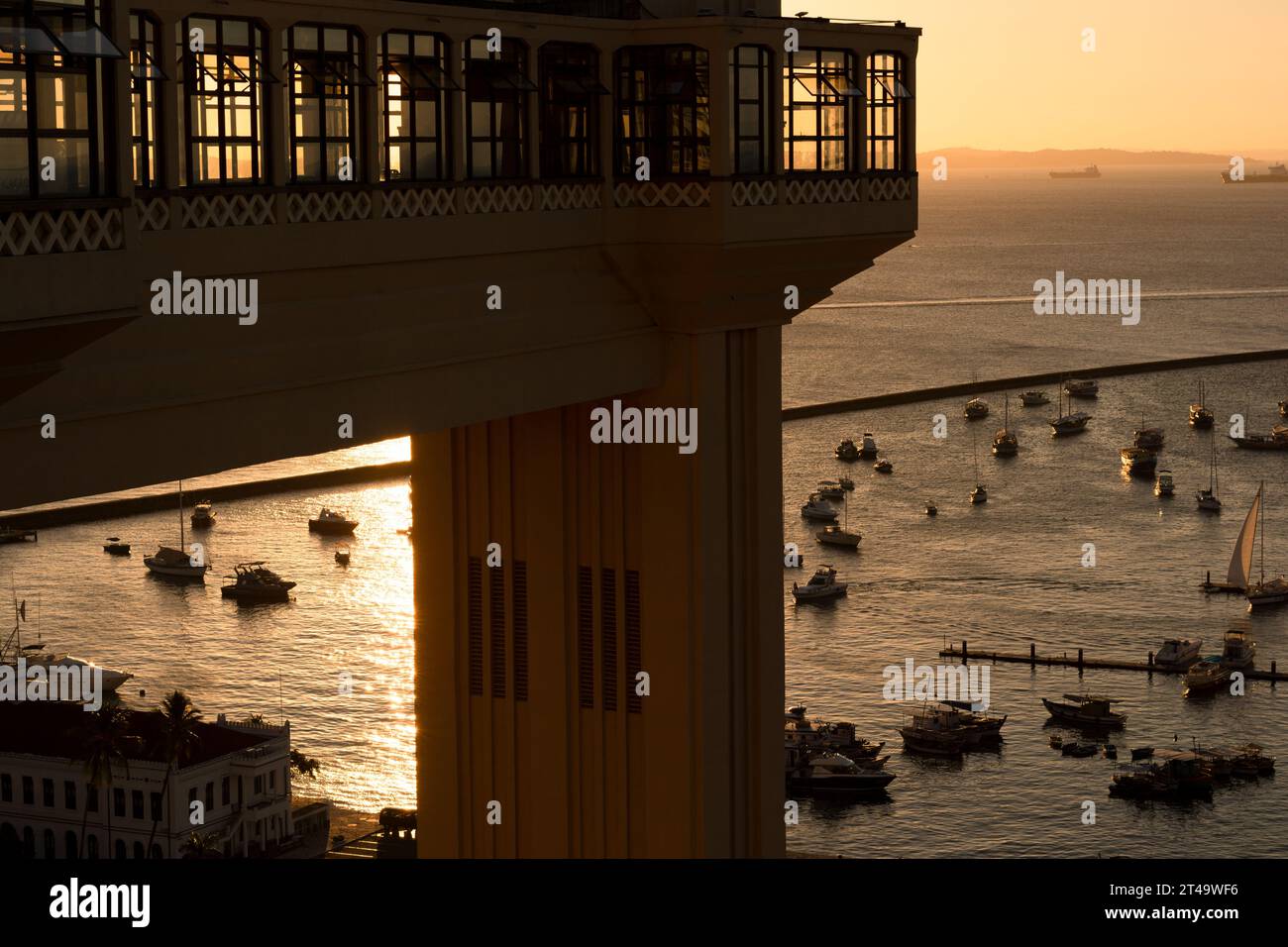 Salvador, Bahia, Brasilien - 21. April 2015: Blick auf die Bucht Allerheiligen in der Stadt Salvador, Bahia. Stockfoto