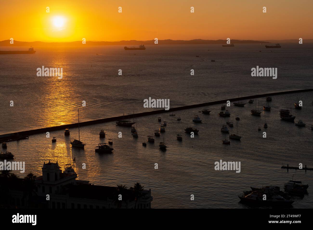 Salvador, Bahia, Brasilien - 21. April 2015: Wunderschöner dramatischer Sonnenuntergang in der Stadt Salvador, Bahia. Stockfoto