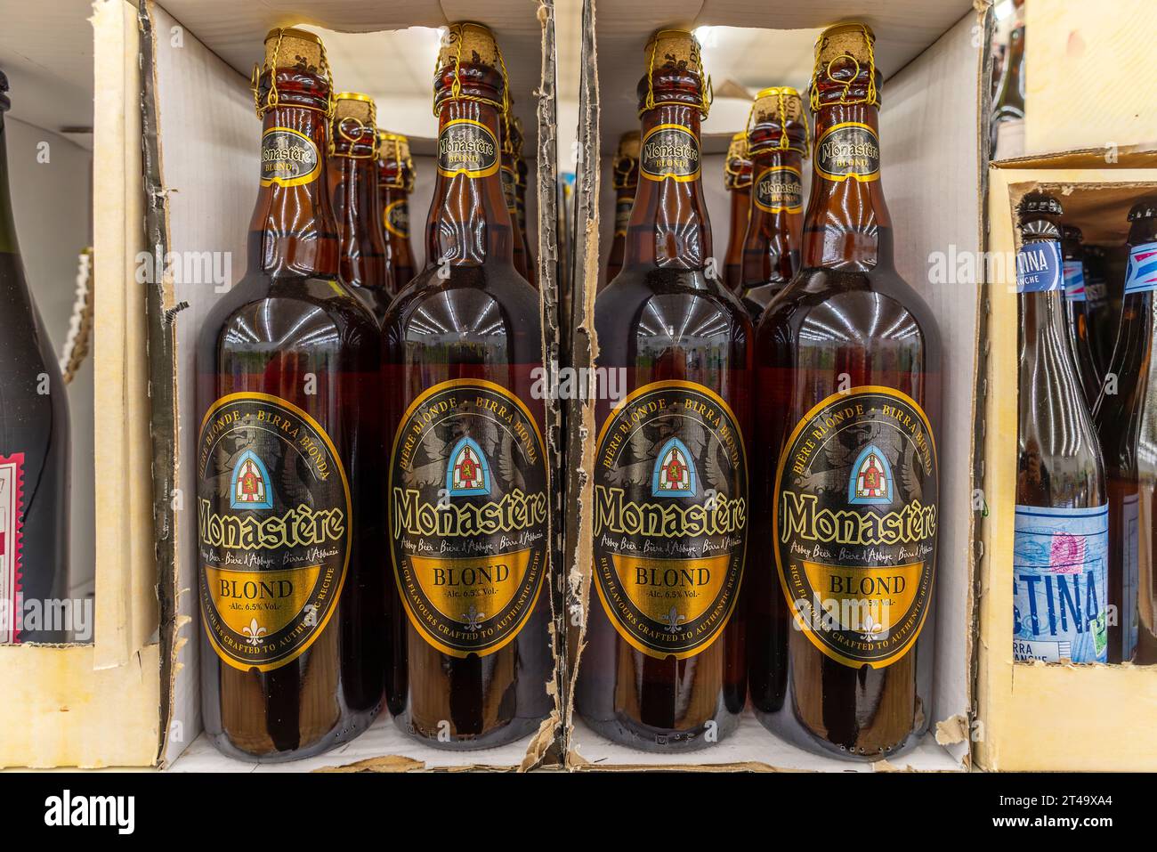 Italien - 25. Oktober 2023: Flaschen Monastere Bier, holländisches blondes Abteibier im italienischen Discounter erhältlich Stockfoto