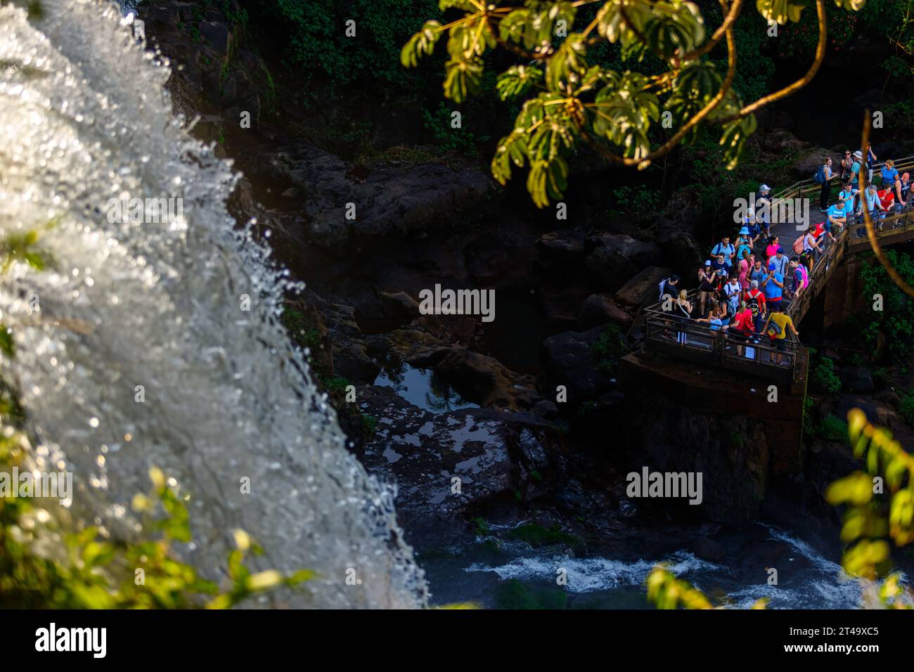 Iguazu-Nationalpark, Argentinien - 25. Juli 2022: Touristen beobachten einen der Iguazu-Fälle von einer Plattform aus Stockfoto