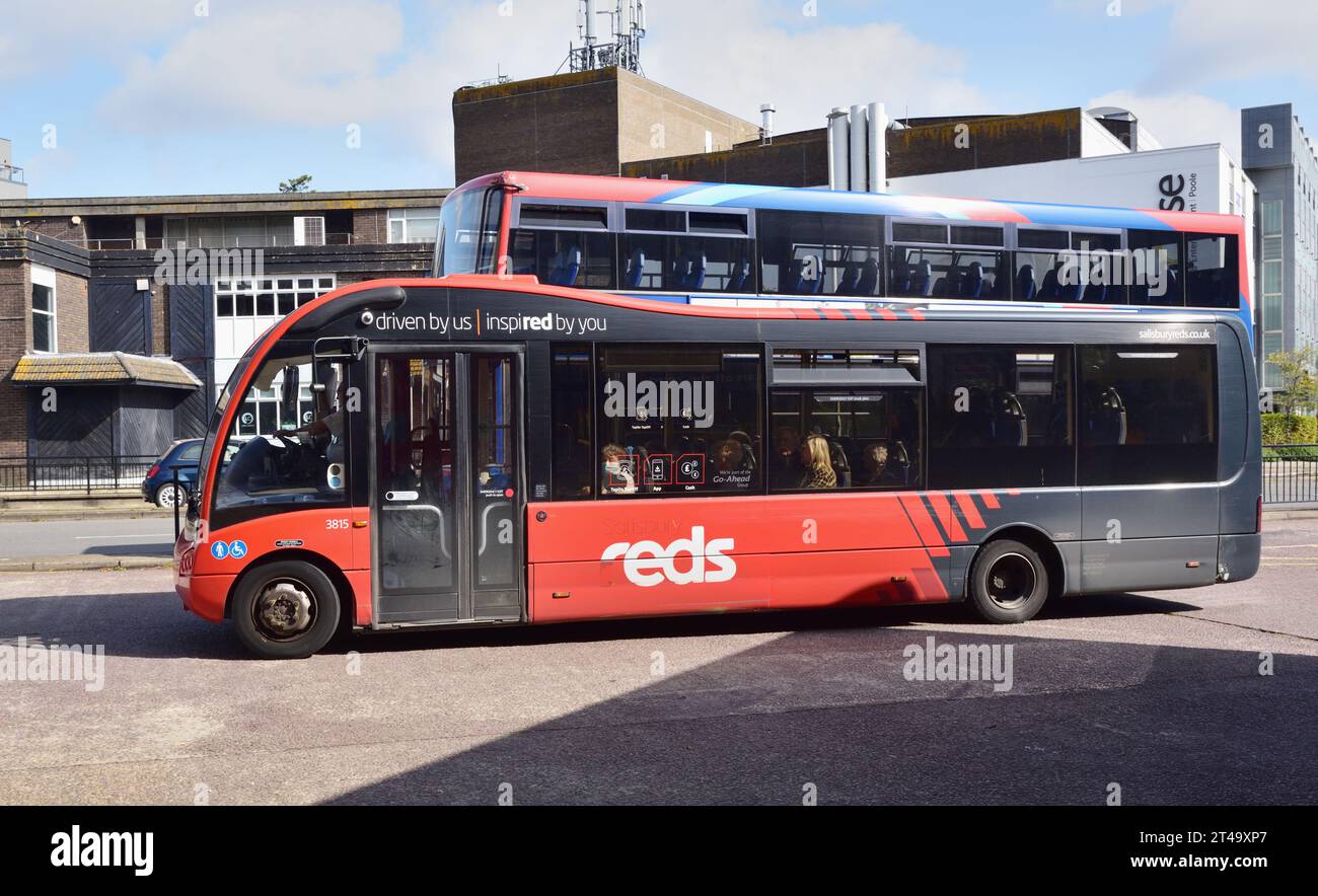 Salisbury Reds Optare Solo M920SR 3815 (HW62 CNJ), das an Morebus vermietet wird, wird beim Verlassen der Bushaltestelle Poole gesehen. Stockfoto