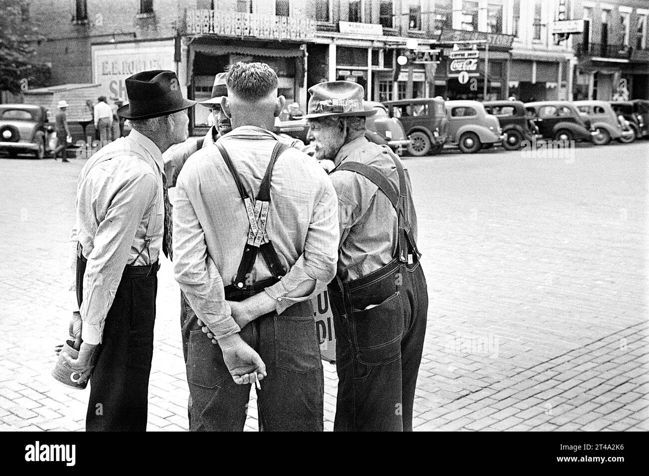 Straßenszene, vier Männer in Gesprächen, Washington Court House, Ohio, USA, Ben Shahn, U.S. Farm Security Administration, Juli 1938 Stockfoto