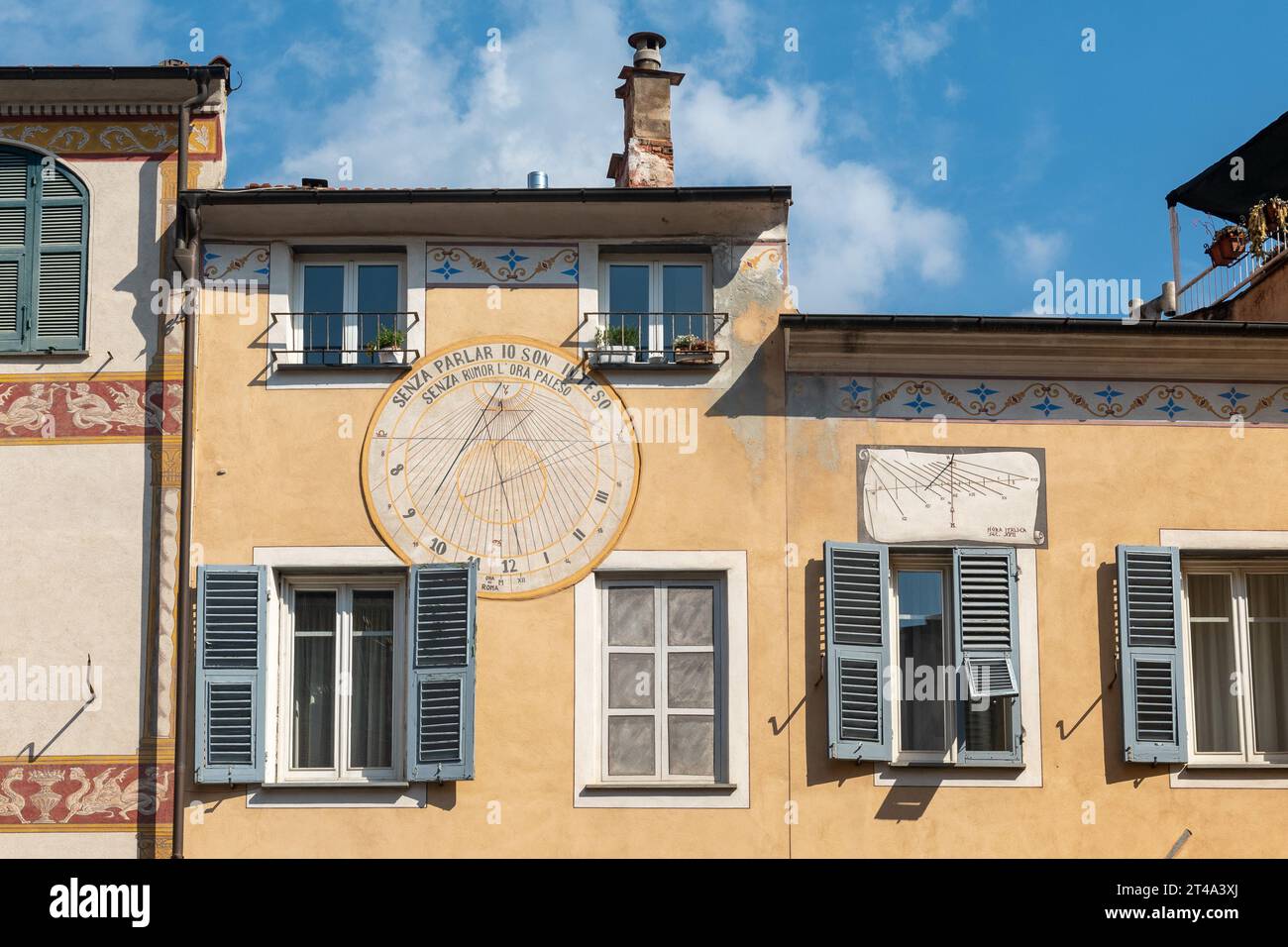 Sundial, auf dem steht: "Ohne zu sprechen, verstehe ich mich, ohne Lärm zu machen, zeige ich die Zeit" an der Fassade eines alten Palastes, Finalborgo, Finale Ligure Stockfoto
