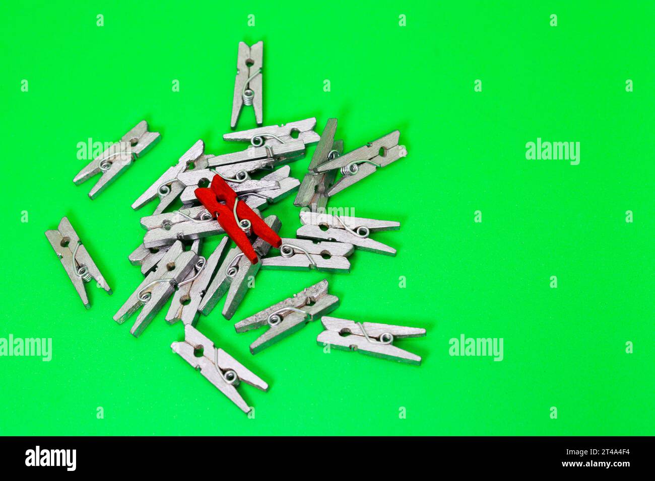 Rote Wäschespins auf silbernen Stockfoto
