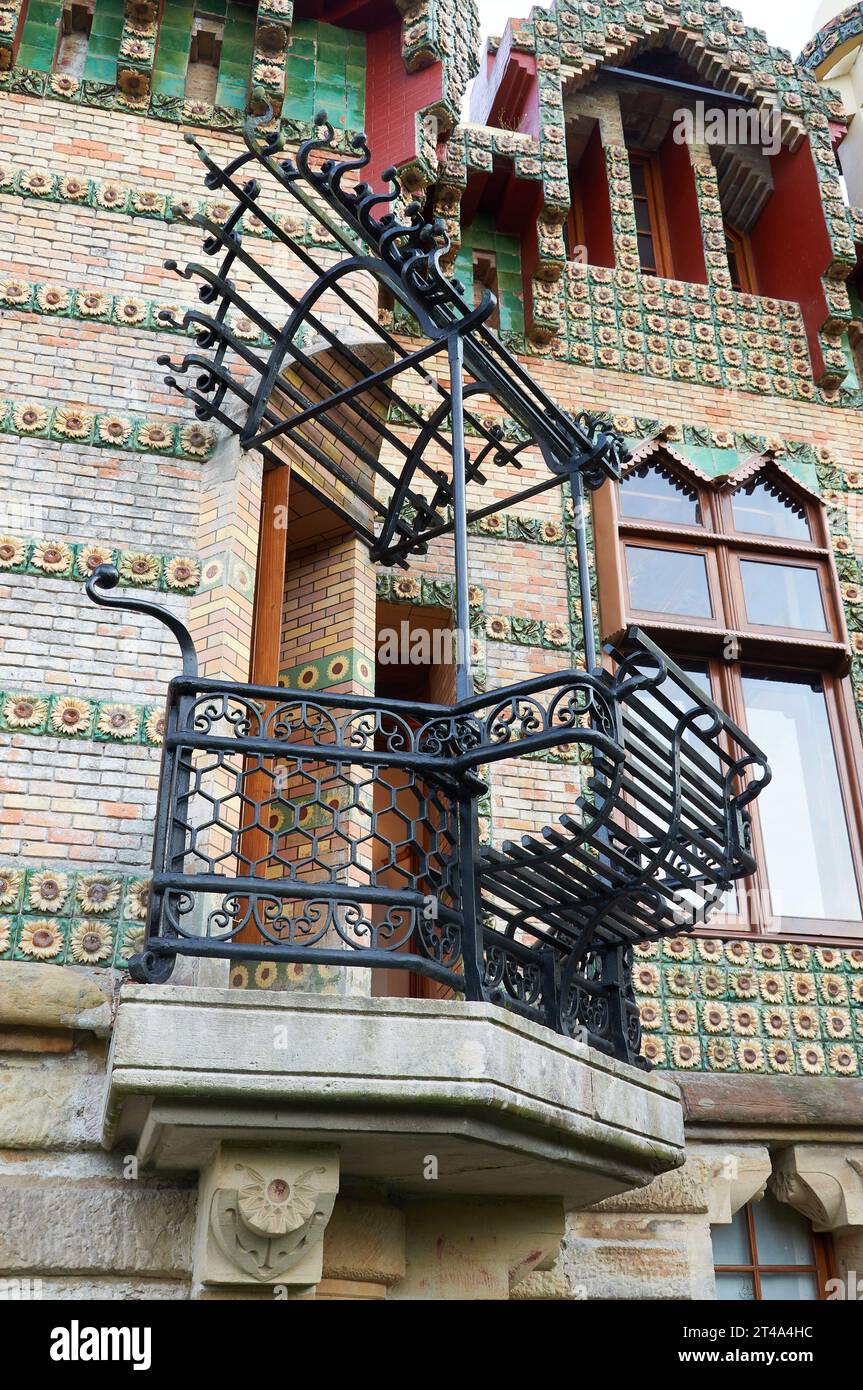 Ein bezaubernder Balkon mit Gaudí Bank in El Capricho, einem skurrilen Meisterwerk in Comillas. Stockfoto