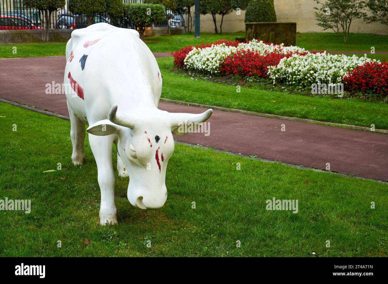 Eine neugierige Kuh teilt sich den Platz mit dem legendären Palacio de Ibaigane, dem Hauptquartier des Athletic Club Bilbao Stockfoto