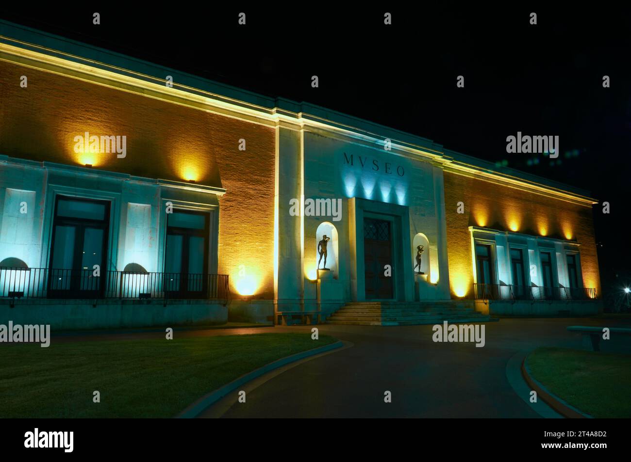 Der Haupteingang des Museums ist beleuchtet und strahlt nächtliche Pracht aus Stockfoto