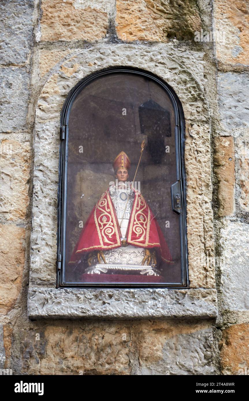 San Fermin Figur eingebettet in eine felsige Spalte, ein verstecktes Juwel in der Landschaft von Pamplona Stockfoto