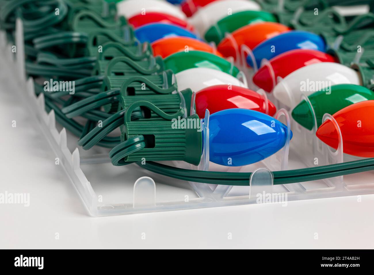 Neue Weihnachtsbeleuchtung in Verpackungen isoliert auf weißem Hintergrund. Sicherheits- und Beleuchtungskonzept für die Weihnachtsdekoration. Stockfoto
