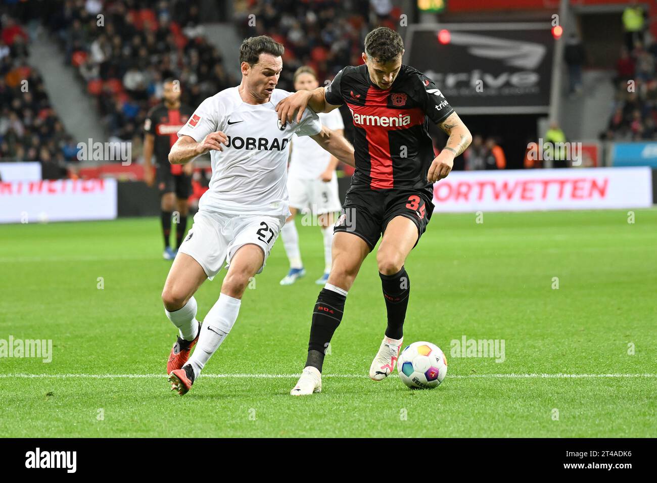 Leverkusen, Deutschland. Oktober 2023. Granit Xhaka (R) von Bayer 04 Leverkusen streitet mit Nicolas Hoefler vom SC Freiburg während des ersten Liga-Spiels der 9. Runde zwischen Bayer 04 Leverkusen und SC Freiburg, 29. Oktober 2023 in Leverkusen. Quelle: Ulrich Hufnagel/Xinhua/Alamy Live News Stockfoto