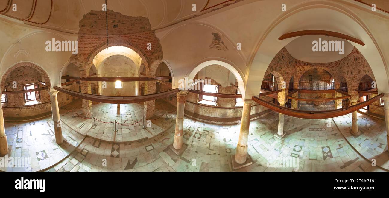 Sirince, Türkei - August 8,2023: Eingebettet in Sirinces malerischen Hügeln, steht die St. John Baptist Church, die 1805 auf antiken Ruinen erbaut wurde, als Zeugnis Stockfoto