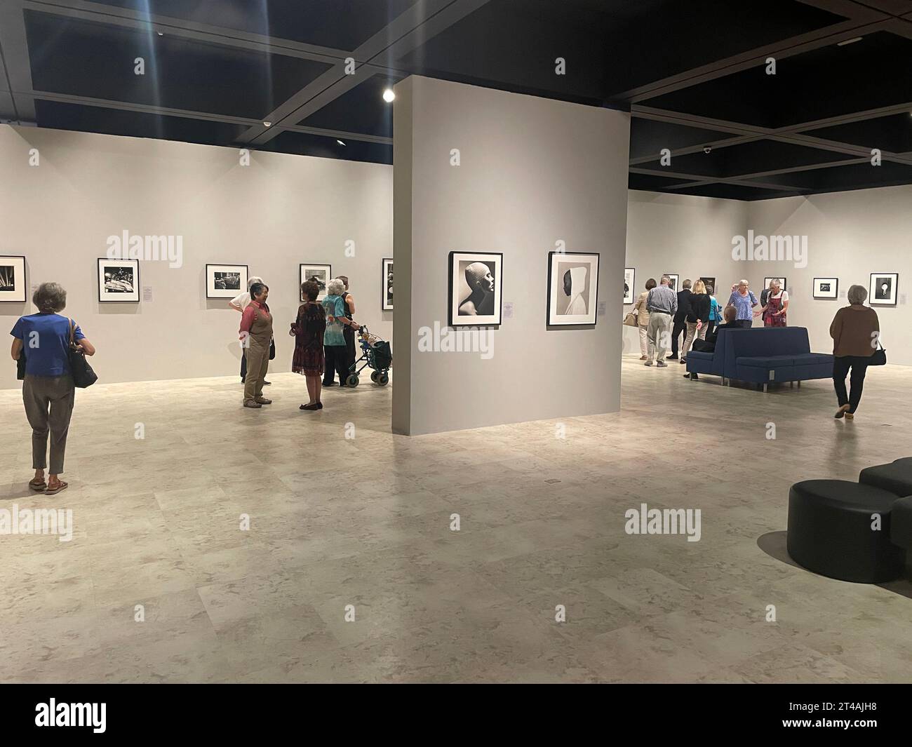 Besucher einer Ausstellung der bildenden Fotografie mit dem Titel The Power of Photography im Bowers Museum in Santa Ana, Orange County, CA., USA Stockfoto