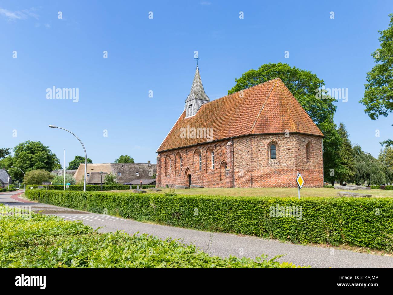 Historische Kirche im kleinen Dorf Zweeloo, Niederlande Stockfoto