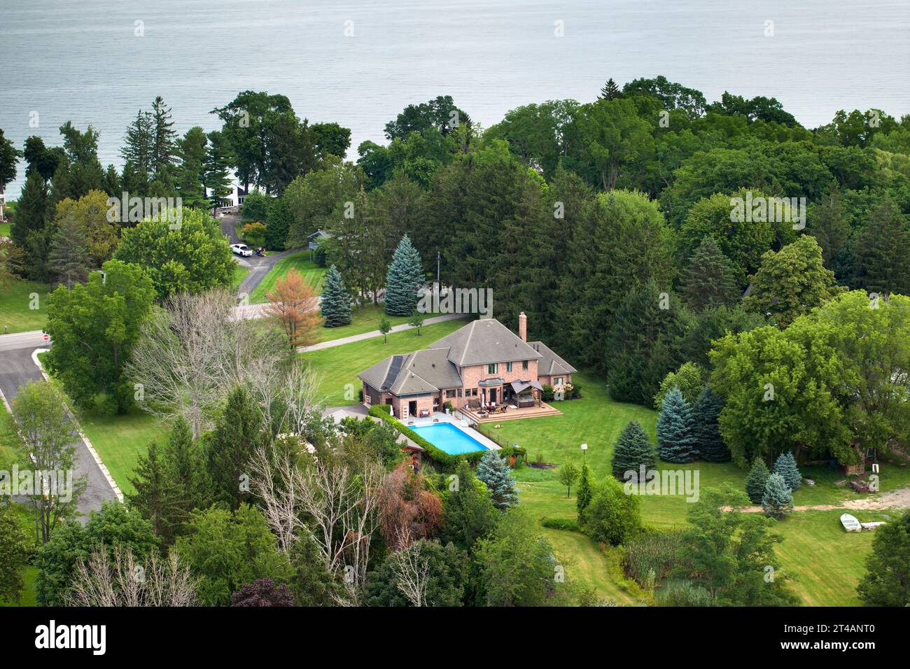 Großes privates Haus am Wasser in Rochester, NY Wohngebiet am Seeufer von Ontario. Neues Einfamilienhaus als Beispiel der Immobilienentwicklung in Stockfoto