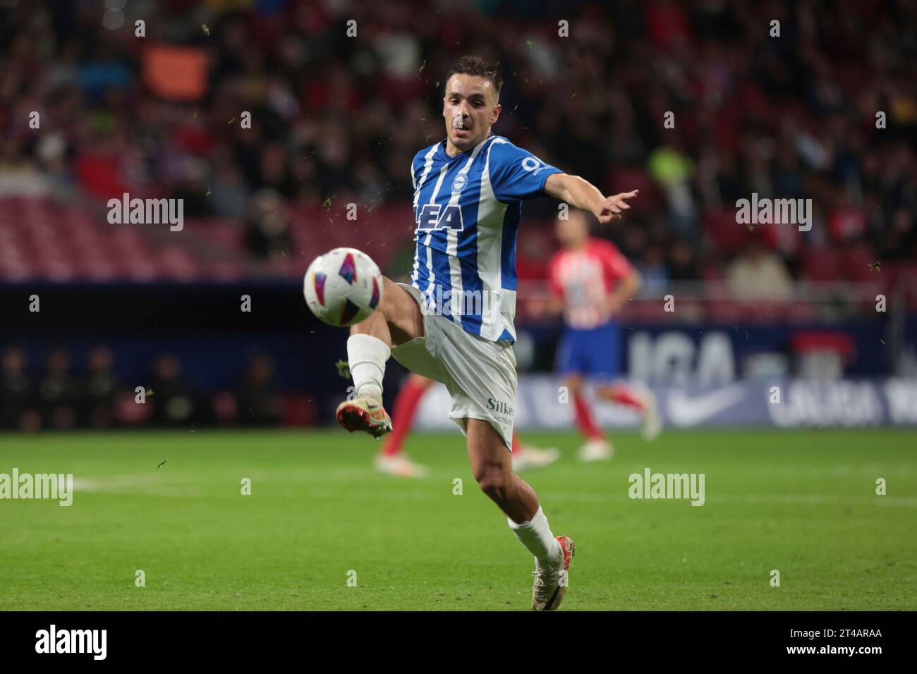 Madrid, Spanien. Oktober 2023. Madrid Spanien; 29.10.2023.- Alaves Spieler Atletico de Madrid schlägt Alaves mit 2:1. Das Spiel findet im Civitas Metropolitan Stadium in Madrid am 11. Spieltag des spanischen Fußballs statt. Atletico de Madrid erzielte Tore von: Rodrigo Riquelme 26  Alvaro Morata 25 1  Tor von Alaves: Ander Guevara 90 6  Credit: Juan Carlos Rojas/dpa/Alamy Live News Stockfoto