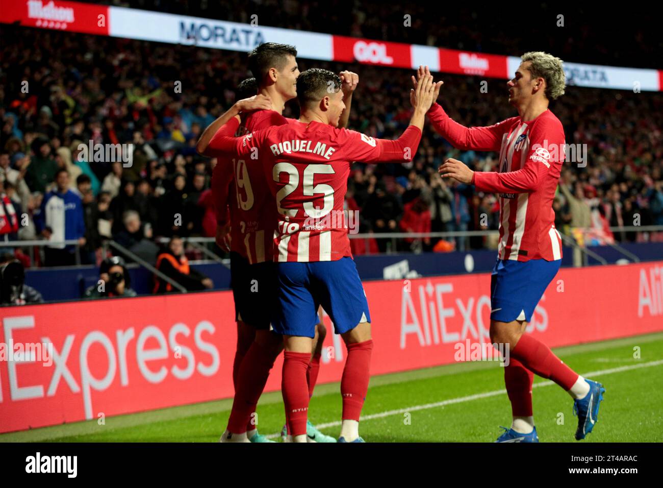 Madrid, Spanien. Oktober 2023. Madrid Spanien; 29.10.2023.- Morata (L) feiert sein Tor Atletico de Madrid schlägt Alaves 2:1. Das Spiel findet im Civitas Metropolitan Stadium in Madrid am 11. Spieltag des spanischen Fußballs statt. Atletico de Madrid erzielte Tore von: Rodrigo Riquelme 26  Alvaro Morata 25 1  Tor von Alaves: Ander Guevara 90 6  Credit: Juan Carlos Rojas/dpa/Alamy Live News Stockfoto