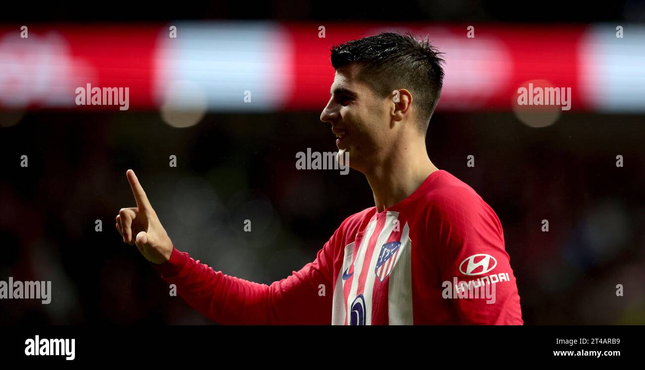 Madrid, Spanien. Oktober 2023. Madrid Spanien; 29.10.2023.- Morata feiert sein Tor Atletico de Madrid schlägt Alaves 2:1. Das Spiel findet im Civitas Metropolitan Stadium in Madrid am 11. Spieltag des spanischen Fußballs statt. Atletico de Madrid erzielte Tore von: Rodrigo Riquelme 26  Alvaro Morata 25 1  Tor von Alaves: Ander Guevara 90 6  Credit: Juan Carlos Rojas/dpa/Alamy Live News Stockfoto