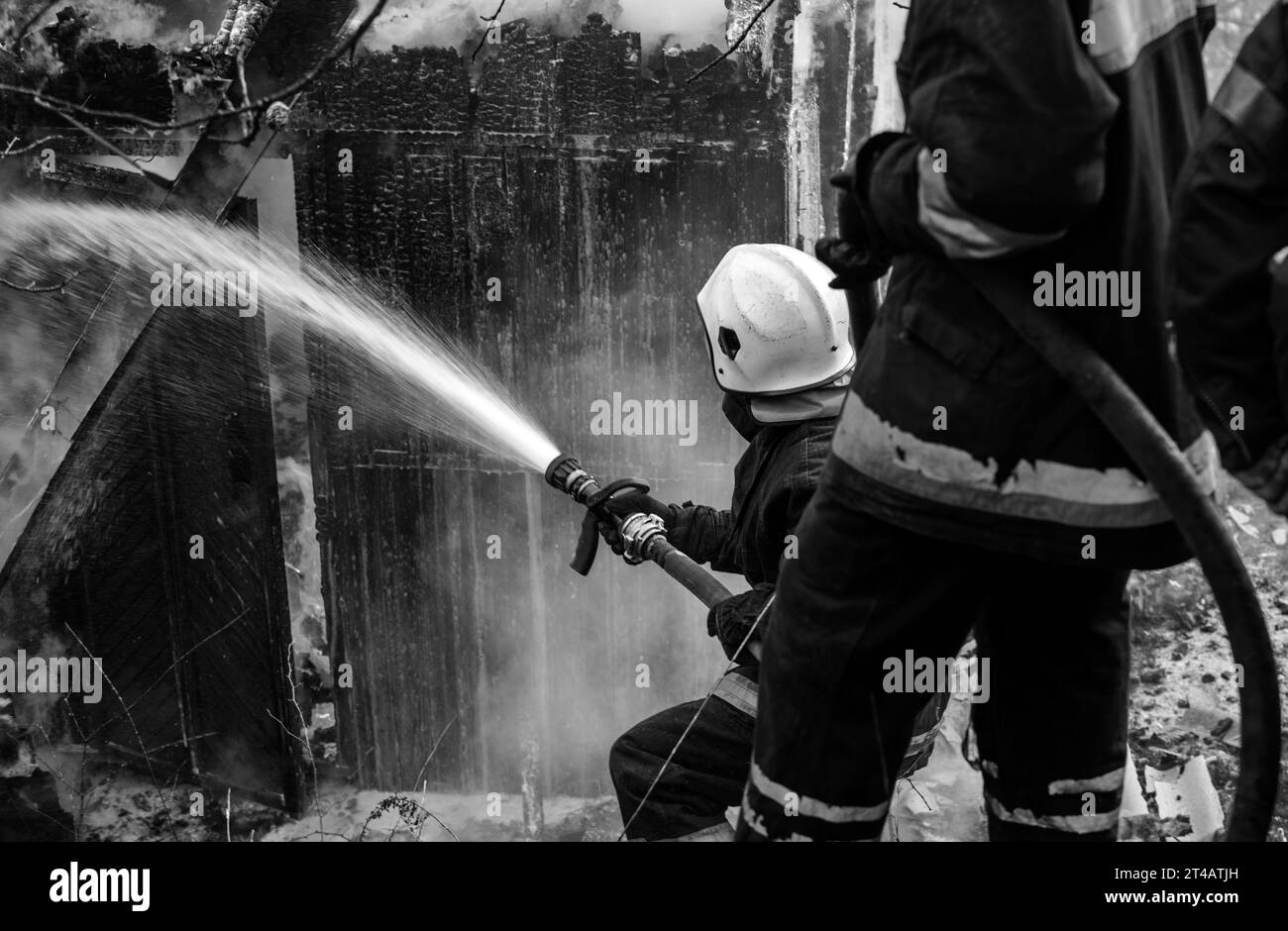 Fire Fighters ein Haus Feuer setzen. Stockfoto