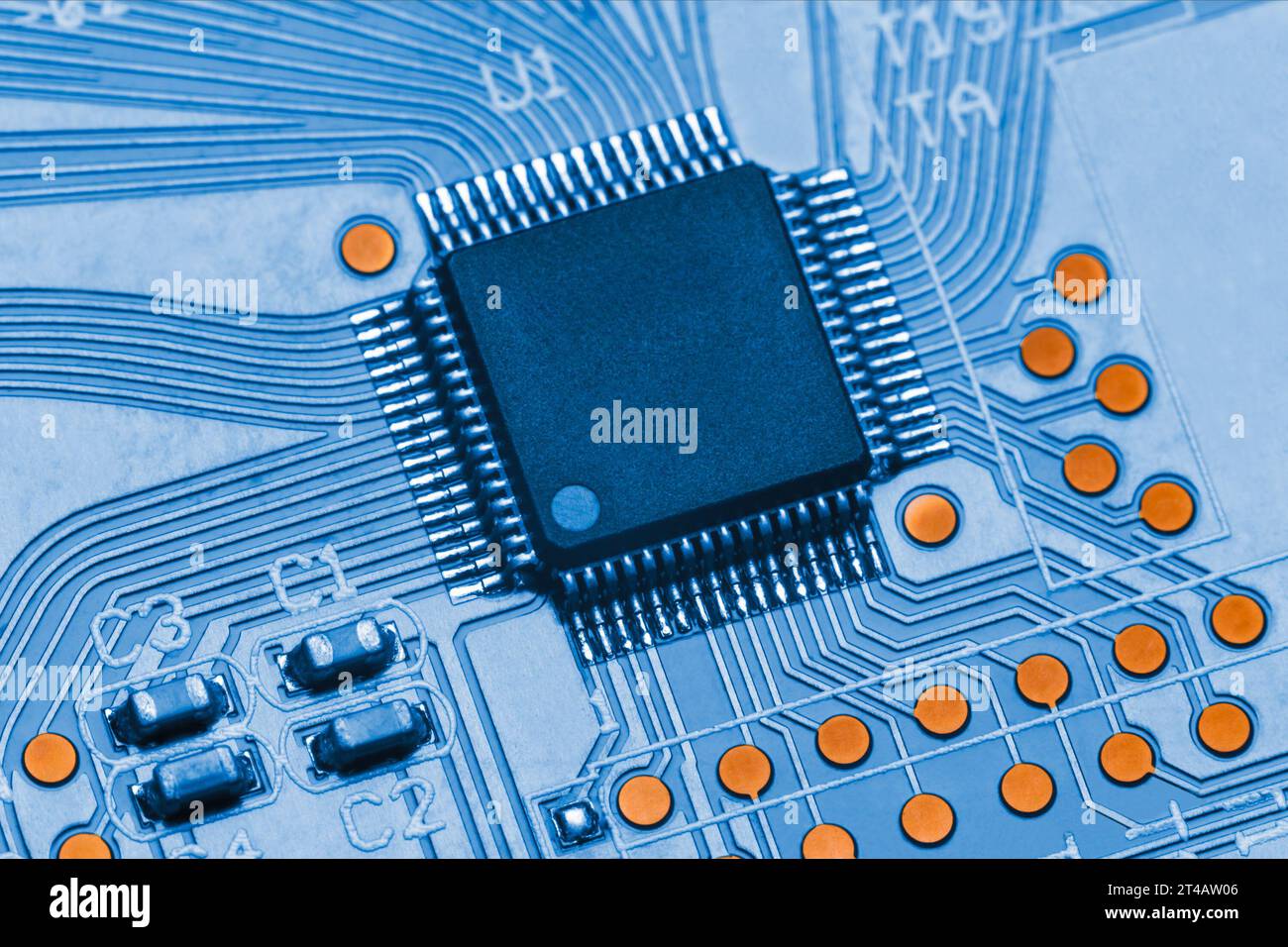 Chip in QFP-Gehäuse auf blauer Leiterplatte. Technologien und Mikroelektronik. Makrofotografie Stockfoto