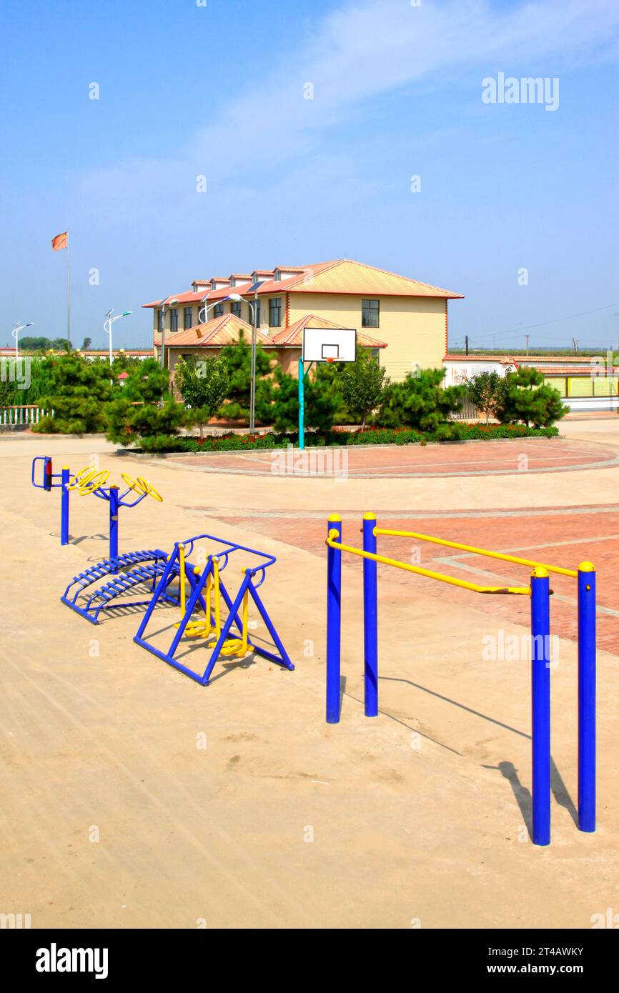 LUANNAN COUNTY - 7. AUGUST: Fitnessgeräte in einer Sportarena des Dorfes, am 7. august 2014, Luannan County, Provinz Hebei, China. Stockfoto