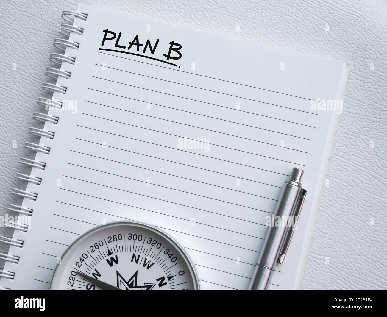 Plan B, sekundäre Ideen, Geschäftsrichtung und Konzept der To-do-Liste. Handschrift, „PLAN B“ mit Stift und Kompass auf spiralförmiger weißer Notizbuchseite mit Stockfoto