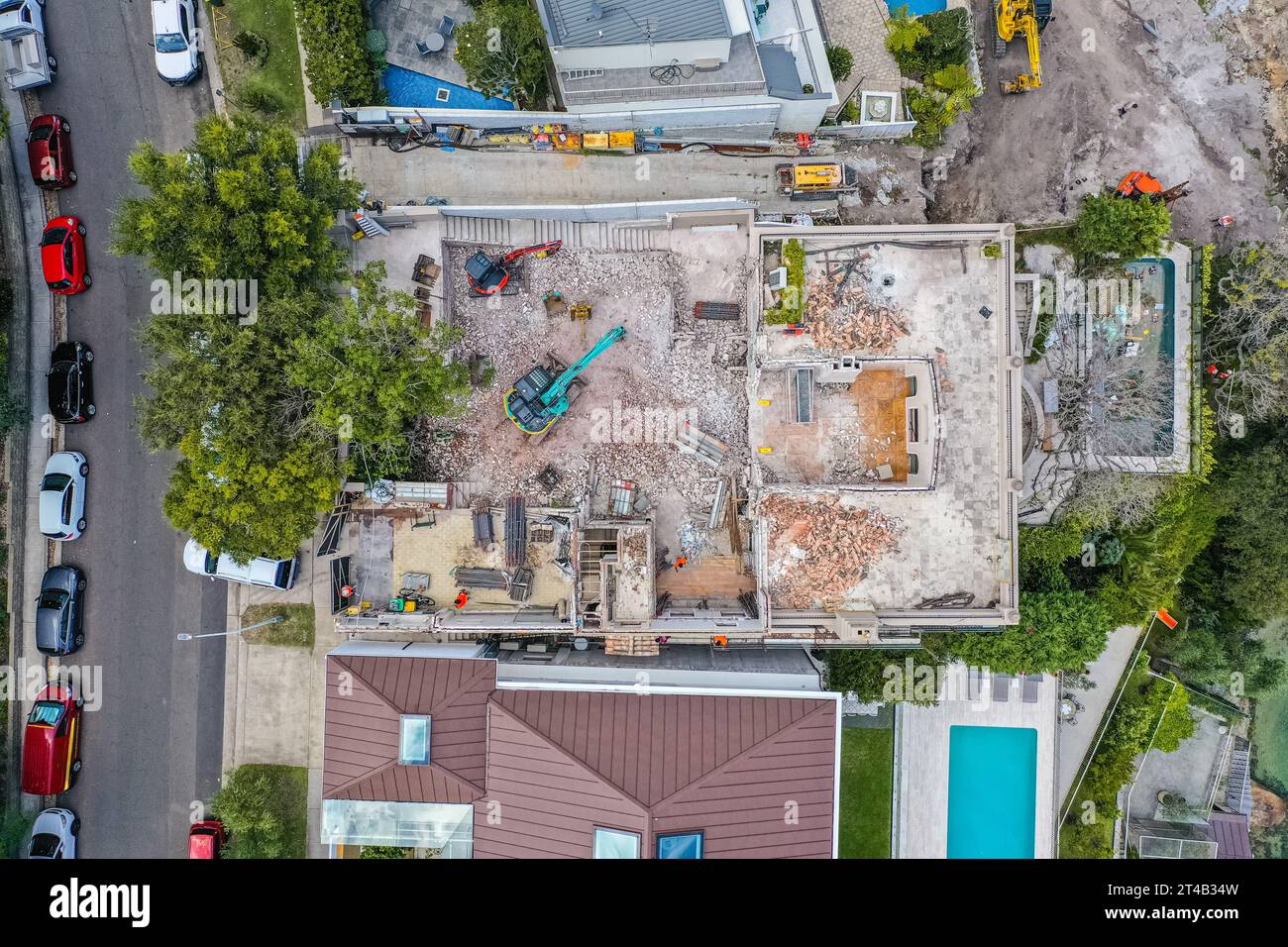 Luftdrohnenfoto von Abbruchstellen und Bauarbeitern mit schweren Maschinen Stockfoto