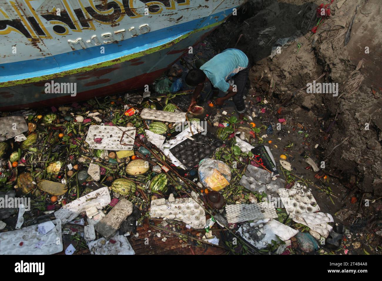 Dhaka Bangladesch March24 2023,. Die Menschen werfen die verfaulte Wassermelone direkt in den Buriganga River, der den Buriganga River stark verschmutzt, Dhaka, Ba Stockfoto