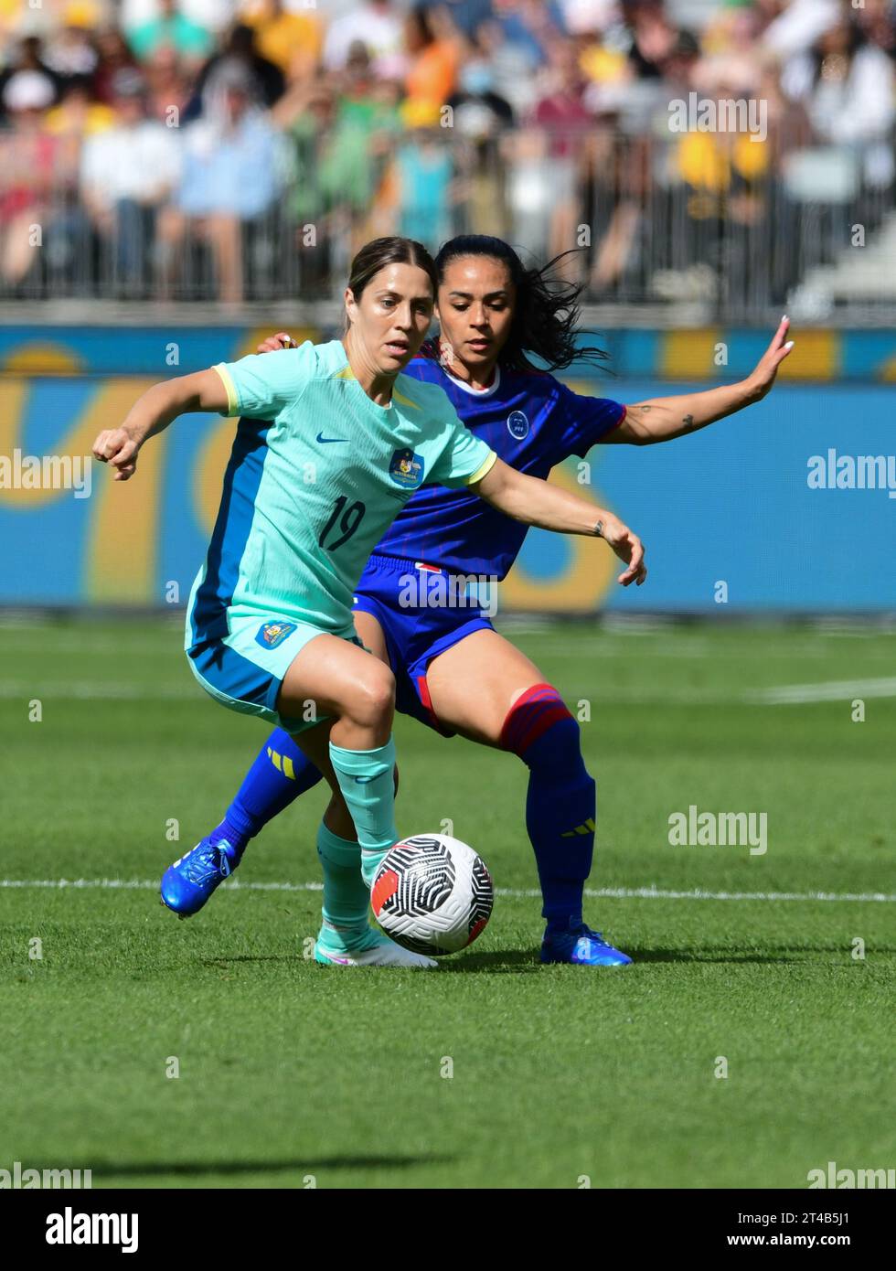 Burswood, Australien. Oktober 2023. Katrina-Lee Gorry (L) von der australischen Frauenfußballmannschaft und Jaclyn Katrina Sawicki (R) von der philippinischen Frauenfußballmannschaft sind 2024 im Optus Stadium im Einsatz. Endpunktzahl: Philippinen 0:8 Australien. (Foto: Luis Veniegra/SOPA Images/SIPA USA) Credit: SIPA USA/Alamy Live News Stockfoto