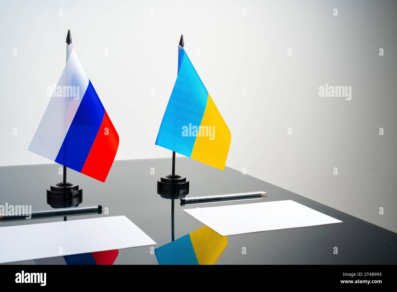 Rußland und die Ukraine stehen auf dem Verhandlungstisch Stockfoto