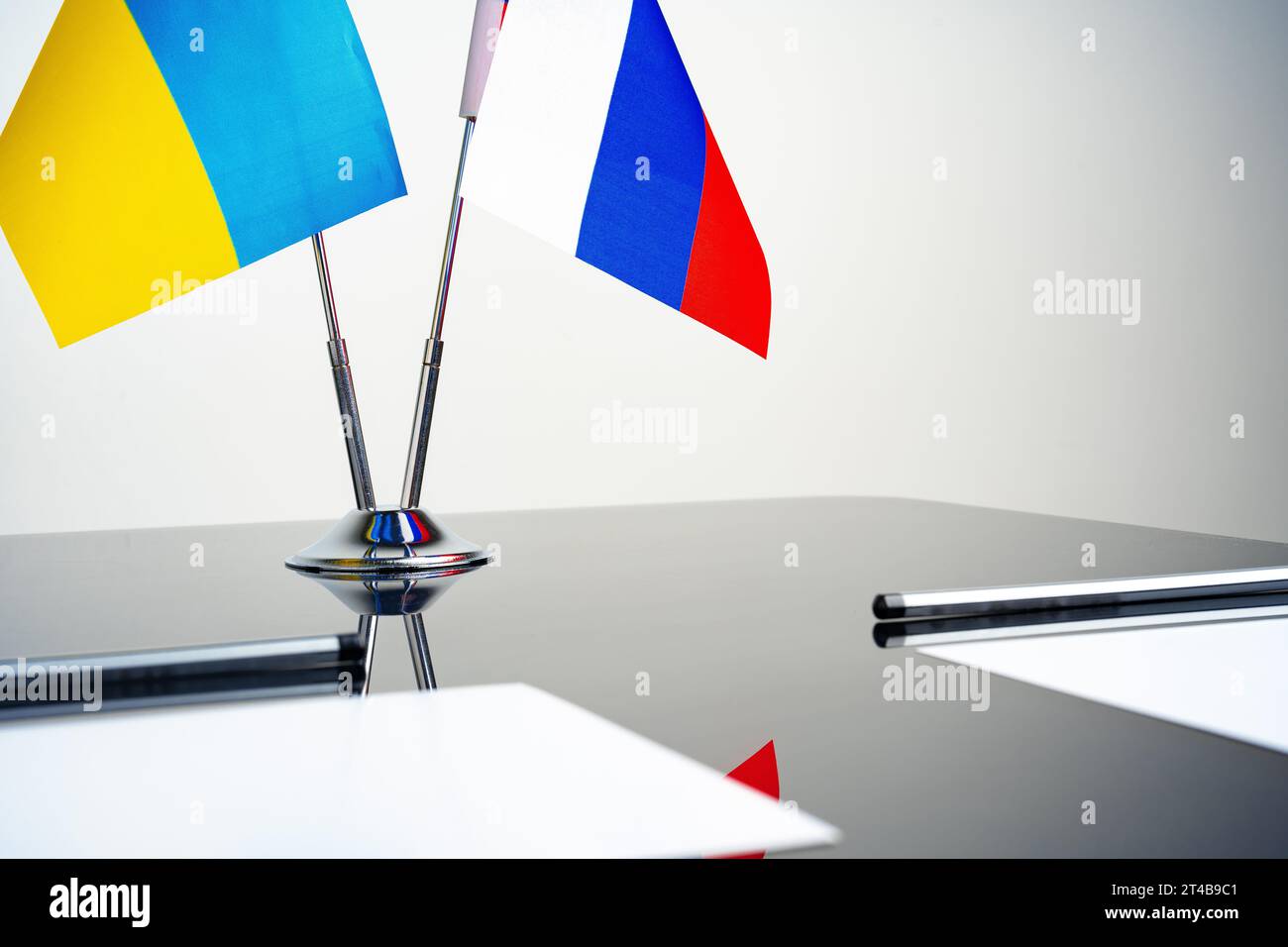 Rußland und die Ukraine stehen auf dem Verhandlungstisch Stockfoto