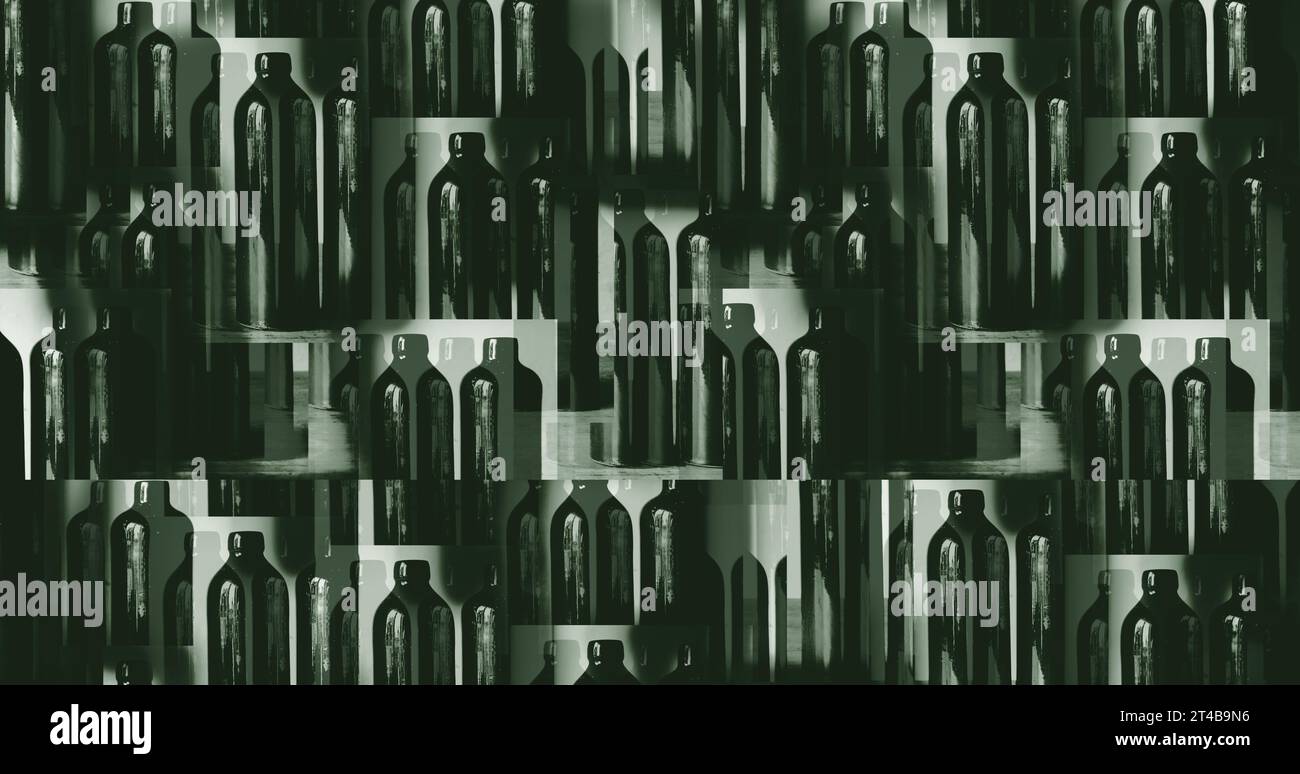 Ein nicht standardmäßiges horizontales abstraktes Bild einer alten Tonflasche. Überlappende, unscharfe Fotos. Fotobearbeitung. Künstlerische, dunkle, einzigartige Tapete Stockfoto