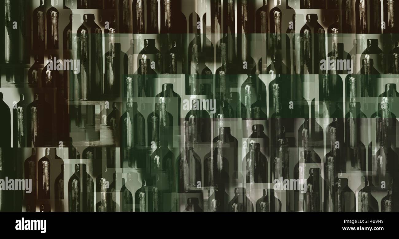 Ein nicht standardmäßiges horizontales abstraktes Bild einer alten Tonflasche. Überlappende, unscharfe Fotos. Fotobearbeitung. Künstlerische, dunkle, einzigartige Tapete Stockfoto