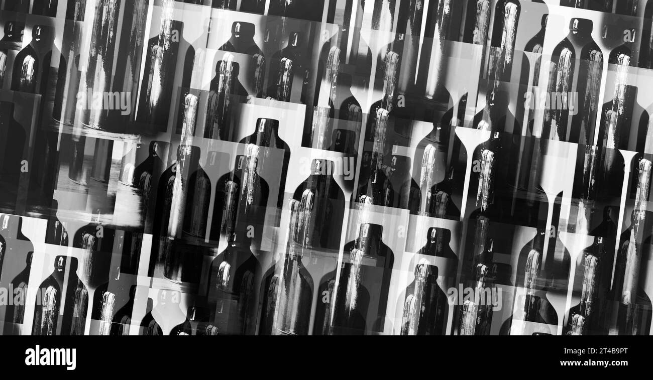Ein nicht standardmäßiges horizontales abstraktes Bild einer alten Tonflasche. Überlappende, unscharfe Fotos. Fotobearbeitung. Künstlerische, dunkle, einzigartige Tapete Stockfoto