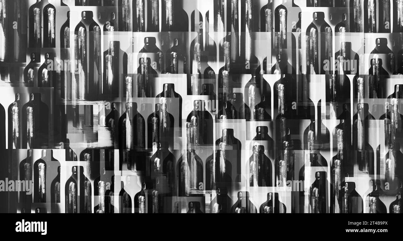 Ein nicht standardmäßiges horizontales abstraktes Bild einer alten Tonflasche. Überlappende, unscharfe Fotos. Fotobearbeitung. Künstlerische, dunkle, einzigartige Tapete Stockfoto