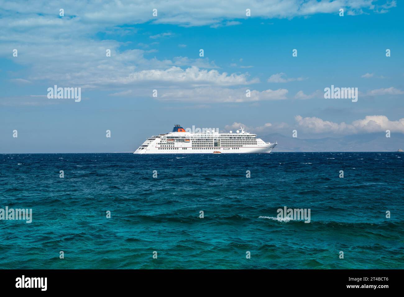 Mykonos, Griechenland - 12. September 2022: Luxuskreuzschiff Hapag Lloyd MS Europa 2 vor Anker in Mykonos, Griechenland. Seitenansicht. Stockfoto