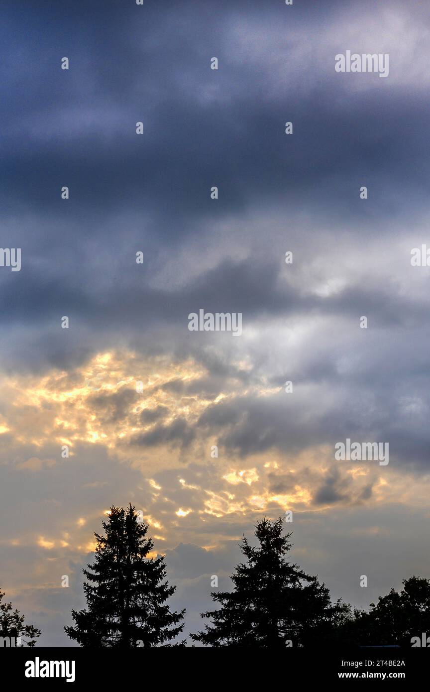Dunkle Wolken, Gewitteratmosphäre, Allgäu, Bayern, Deutschland Stockfoto