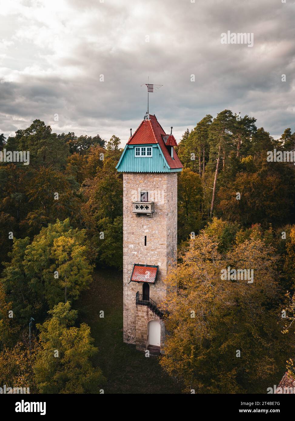 Historischer Turm im Herbstwald, Schuetteturm, Horb am Neckar, Deutschland Stockfoto
