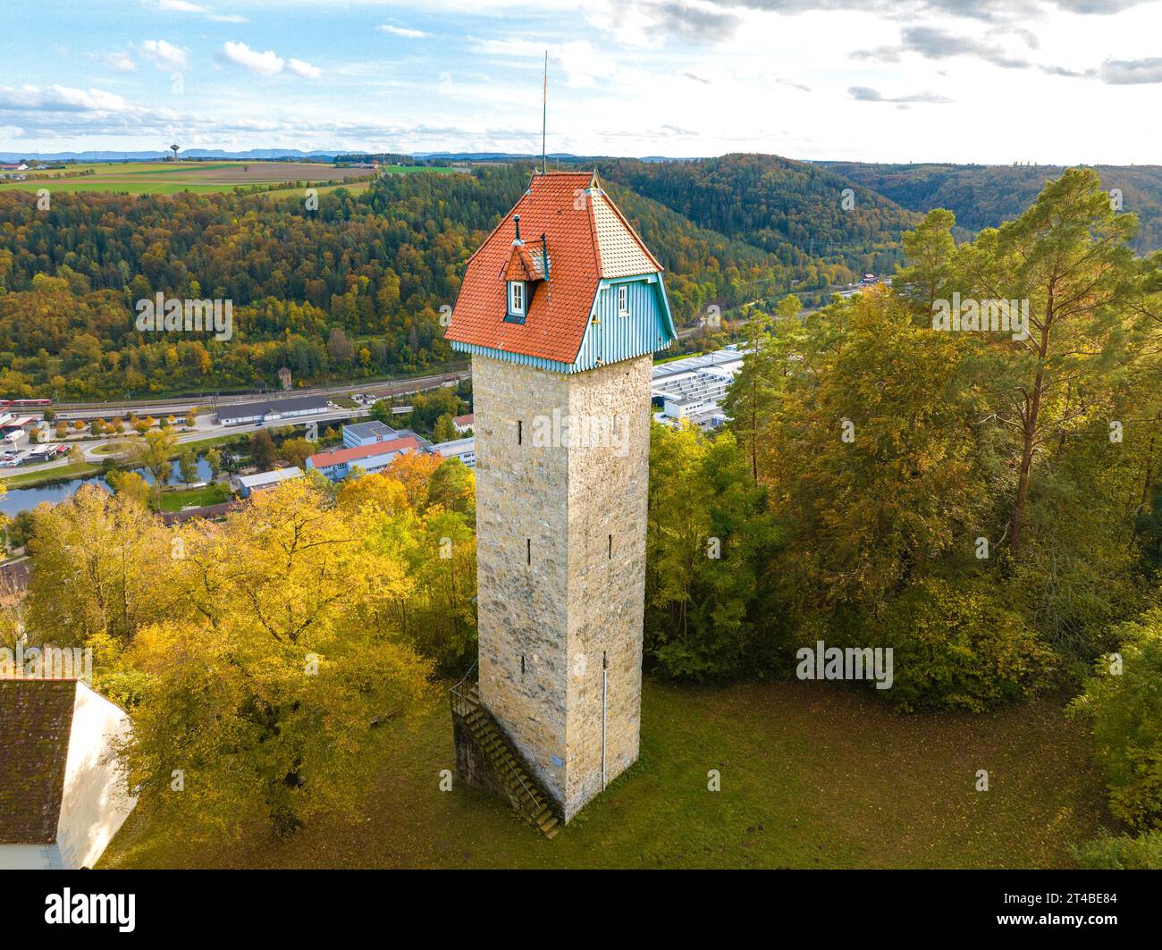 Historischer Turm im Herbstwald, Schuetteturm, Horb am Neckar, Deutschland Stockfoto