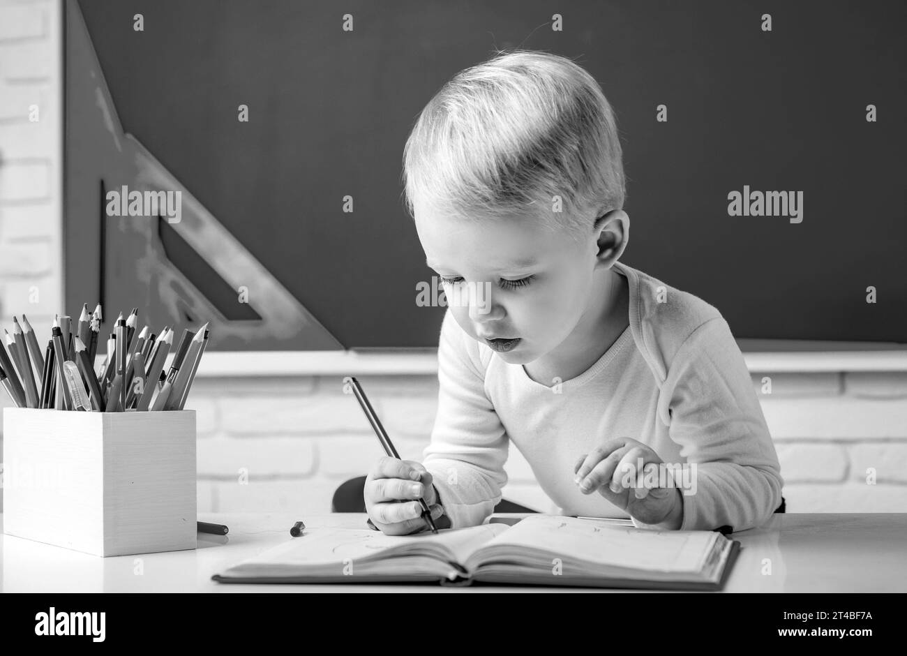 Schulbildung zu Hause. Kinderheim studieren und zu Hause Bildung. Schüler lernen Buchstaben und Zahlen. Platz für die Kopie des Schwarzen Brettes. Stockfoto