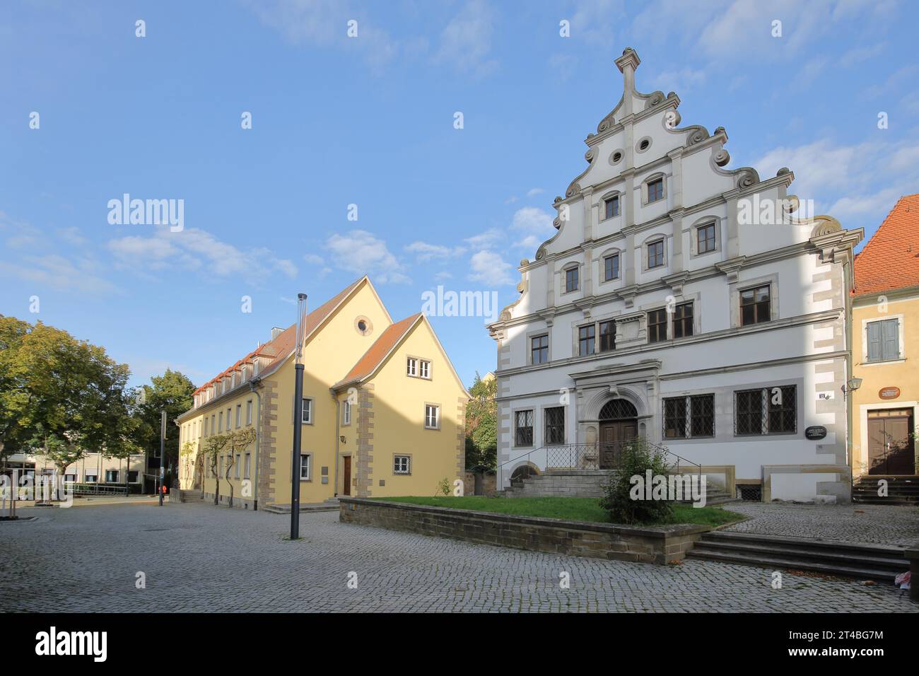 Historisches Renaissance-altes Gymnasium erbaut 1582 mit Schwanzgiebel und evangelischem Dekanat, ehemalige Lateinschule, Martin-Luther-Platz Stockfoto