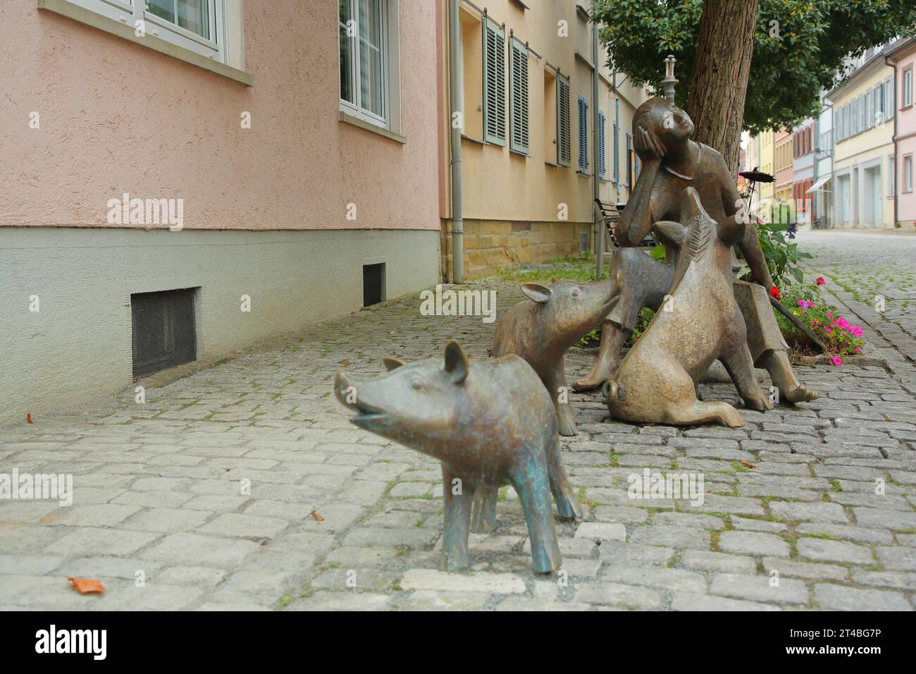 Skulptur Pigherd von Peter Vollert 2003, Bronze, Schweinefigur, Hirte, Bauer, sitzend, Jack, Schweinfurt, Unterfranken, Franken, Bayern Stockfoto