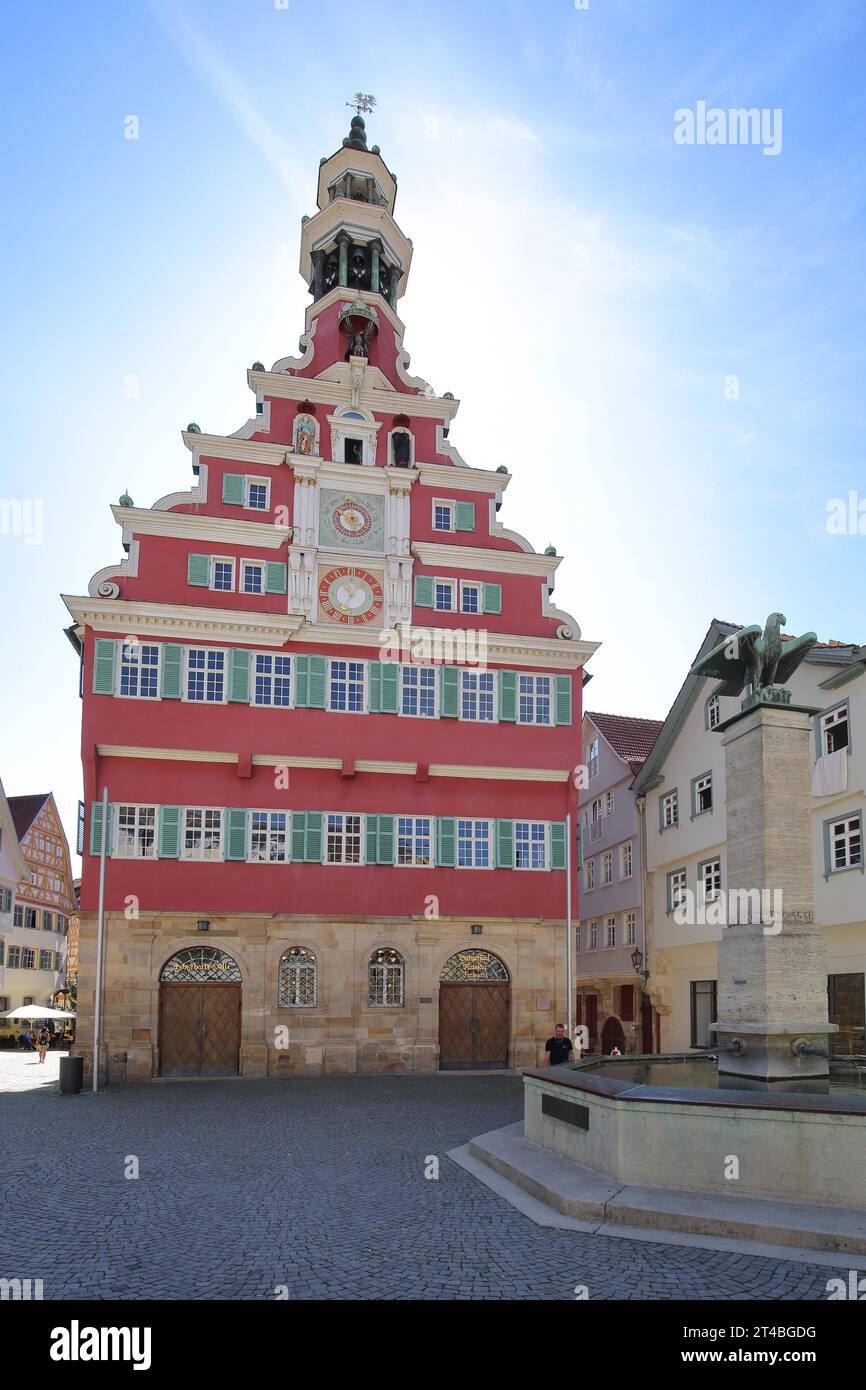 Altes Rathaus erbaut 1420 mit Schwanzgiebel, Turm, Firstturm und Adlerbrunnen, Rathausplatz, Esslingen, Baden-Württemberg Stockfoto