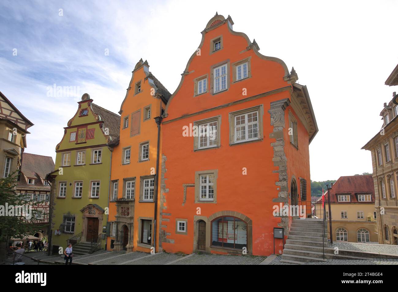 Grünes Stellwaghaus Renaissance, gelb-orange Renaissance Widmanhaus mit Stadtarchiv, drei historischen Häusern mit Schwanzgiebeln, Marktplatz Stockfoto