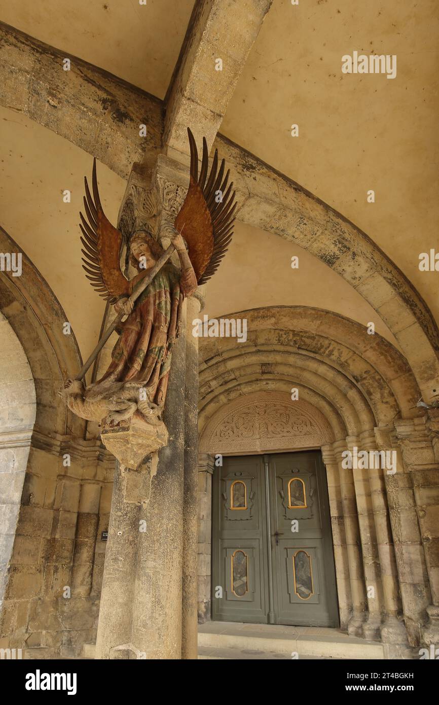 Portal mit Skulptur Erzengel Michael in St. Michael, St. Michaelis Kirche, Kirchentür, Schutzpatron, Engel, Schwäbischer Saal, Franken Stockfoto